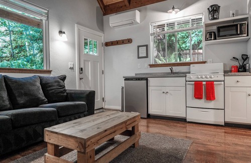 Crescent City Cabina | Cabañas de lujo de nueva construcción, en un entorno privado de secoya cerca del río Smith