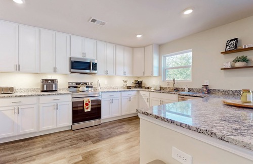 Anderson Casa | Newly built house with private putting green, fenced in yard + dog friendly