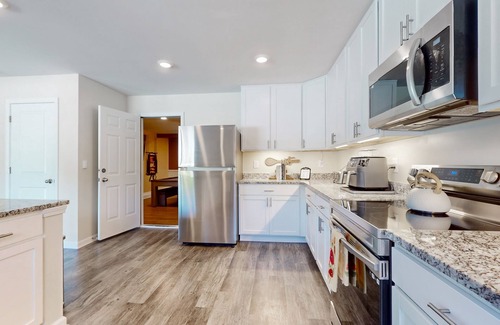Anderson Casa | Newly built house with private putting green, fenced in yard + dog friendly