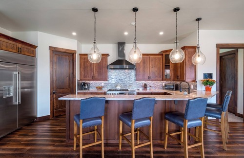 Steamboat Springs Cabina | Newly built luxury home with western bar and a short walk to the gondola