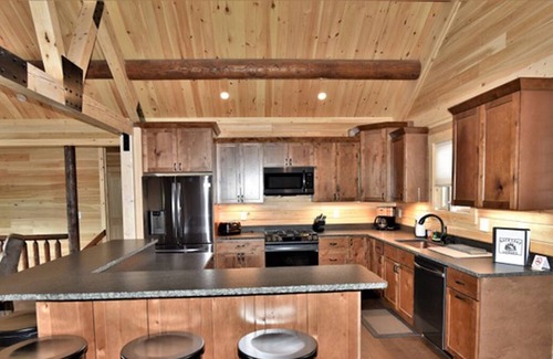 Pittsburg Cabina | Newly Built Log Home, Game Room, Fire Place, Trail access, Back Lake