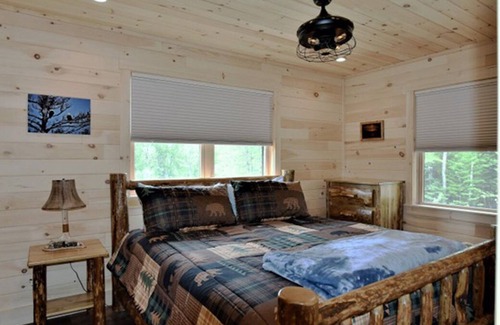 Pittsburg Cabina | Newly Built Log Home, Game Room, Fire Place, Trail access, Back Lake
