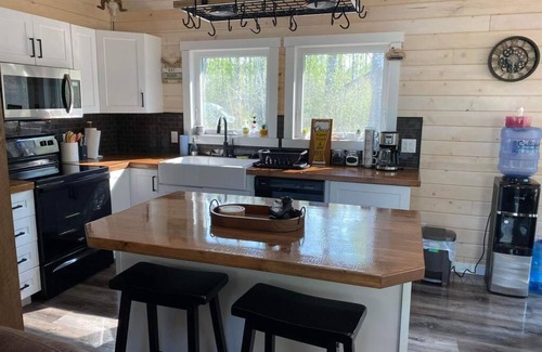 Wasagaming Cabina | Newly built luxurious cabin with hot tub, jacuzzi and bbq grill and fire-pit!
