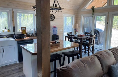 Wasagaming Cabina | Newly built luxurious cabin with hot tub, jacuzzi and bbq grill and fire-pit!