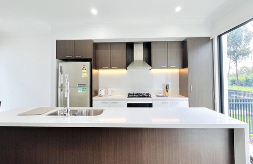 Austral Casa | Newly Built Modern 3 Br Home in Austral