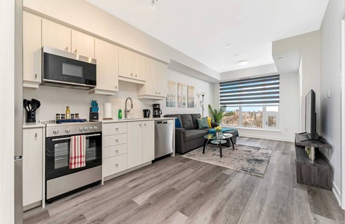 Kitchener Apartamento | Newly Built Modern Condo w Balcony & City Views