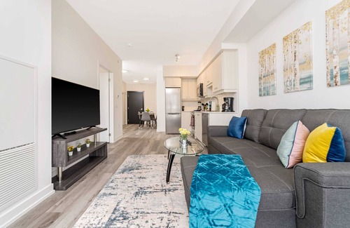 Kitchener Apartamento | Newly Built Modern Condo w Balcony & City Views