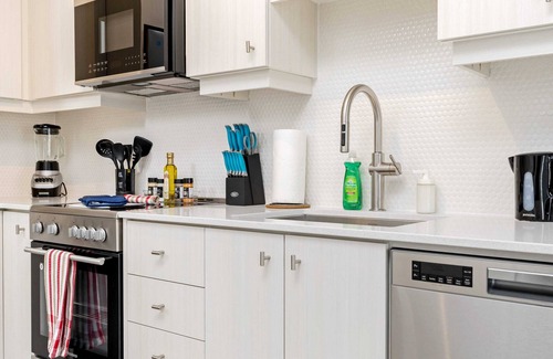 Kitchener Apartamento | Newly Built Modern Condo w Balcony & City Views