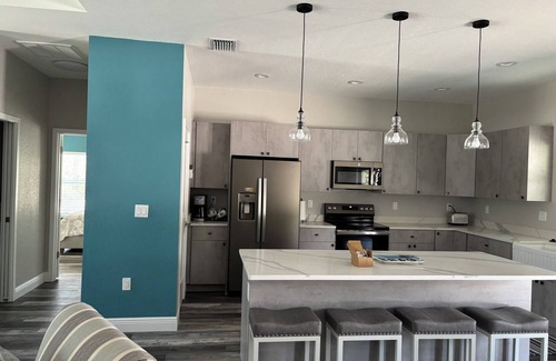Avis Oaks Casa | Newly built modern 3-bedroom house close to Hospital, Springs, and Beach.