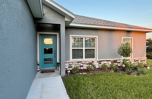 Avis Oaks Casa | Newly built modern 3-bedroom house close to Hospital, Springs, and Beach.