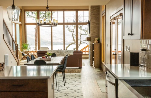 Mosier Casa | Newly built Mosier Bluff home-3 Bed, 3.5 Bath Spectacular River View and Hot Tub