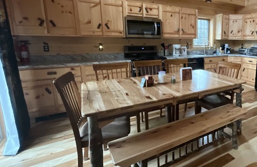 Alexandria Cabina | Newly built mountainside log cabin in Lakes Region . Newfound Lake nearby.