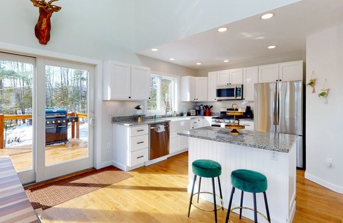 Bethel Casa | Newly built mountain-view home with private hot tub & wraparound deck