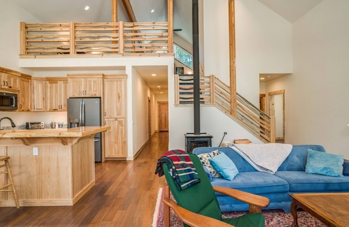 Plain Casa | Hermosa cabaña de nueva construcción, con capacidad para 6 personas con acceso al río dentro de los 100 pies