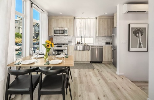 Fremont Casa | Newly Built Seattle Townhome w. Lake/Skyline Views