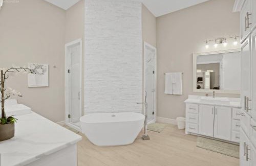 Calallen Casa | Newly Built Stylish Retreat with Designer Kitchen - Near Park & Beach