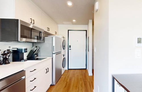 Minor Apartamento | Newly built, walkable studio with city views & prime Capitol Hill location