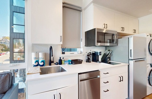 Minor Apartamento | Newly built, walkable studio with city views & prime Capitol Hill location