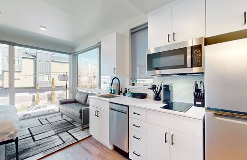 Minor Apartamento | Newly built, walkable studio with city views & prime Capitol Hill location
