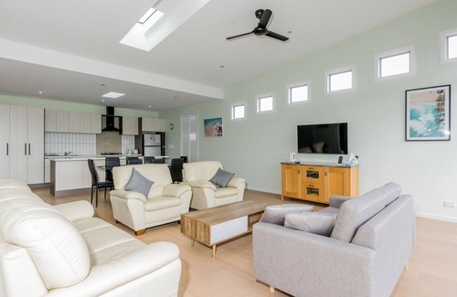 Inverloch Casa | Newly built with WiFi & Healthclub, pool & gym access