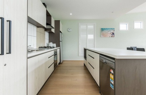 Inverloch Casa | Newly built with WiFi & Healthclub, pool & gym access