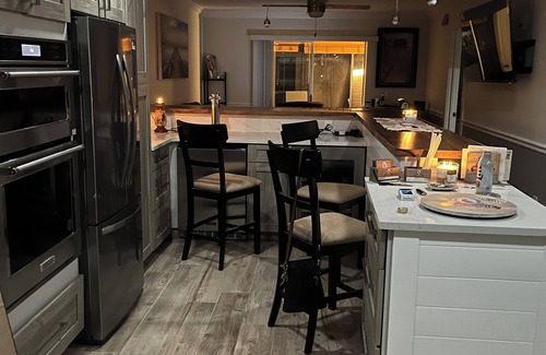 West Bradenton Condominio | Newly completely renovated 2-bedroom, 2 full bath condo with bar.