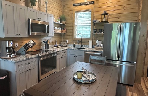 Sevierville Cabina | Newly Constructed Luxury Lake Cabin! Breathtaking Lake/Mountains Views, Hot Tub!