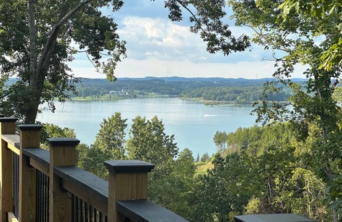 Sevierville Cabina | Newly Constructed Luxury Lake Cabin! Breathtaking Lake/Mountains Views, Hot Tub!