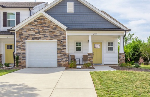 Greensboro Condominio | Newly Constructed Modern Townhome
