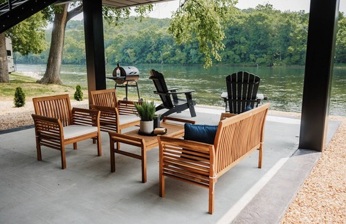 Flippin Apartamento | Newly constructed river front loft located only feet away from the banks of the White River