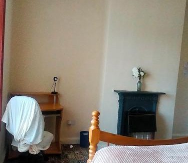 Bradford Casa | Newly Decorated Spacious room, Women only
