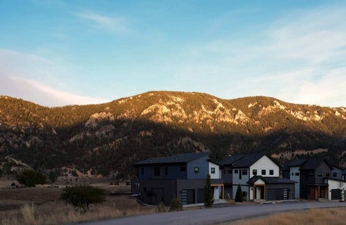 Gallatin Gateway Cabina | Newly Designed Home with Hot Tub | Aspects Big Sky