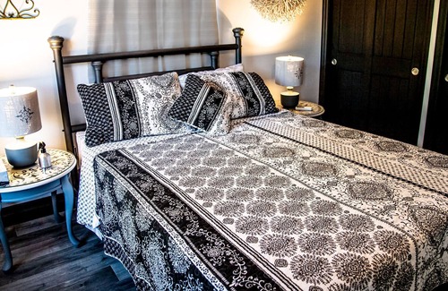 Brighton Apartamento | Newly designed loft in historical home w/fire pit, beaches and hiking trails.
