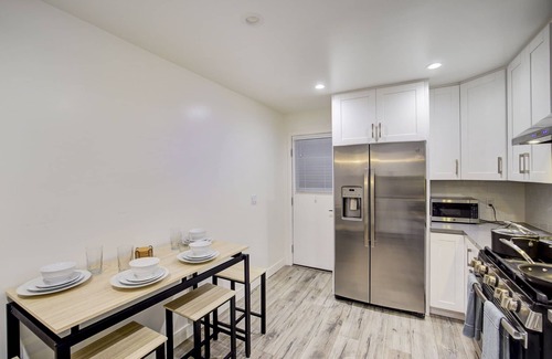 Downtown Cabaña | NEWLY FURNISHED! RECENTLY RENOVATED! CUTE SPACE! CLOSE TO SFO!