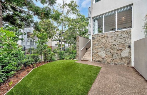 Bulimba Apartamento | NEWLY FURNISHED APARTMENT/ 3BEDROOM with 4BEDS, LARGE POOL, BACK DECK & GARDEN.
