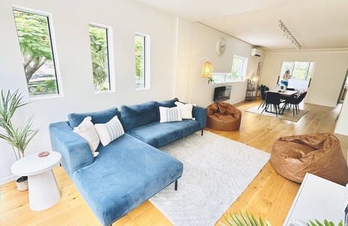 Bulimba Apartamento | NEWLY FURNISHED APARTMENT/ 3BEDROOM with 4BEDS, LARGE POOL, BACK DECK & GARDEN.