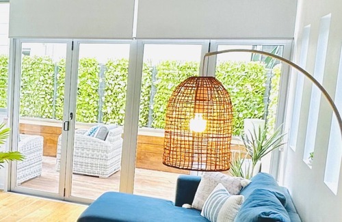 Bulimba Apartamento | NEWLY FURNISHED APARTMENT/ 3BEDROOM with 4BEDS, LARGE POOL, BACK DECK & GARDEN.