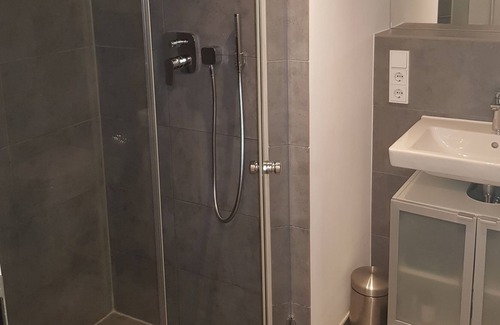 Lindenthal Condominio | Habitación privada recién amueblada + baño + Netflix