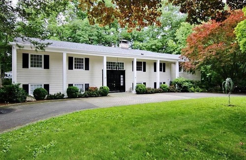 North Stamford Casa | Lujosa casa de 5 dormitorios, cerca de autobuses, trenes y el hermoso centro de Stamford.