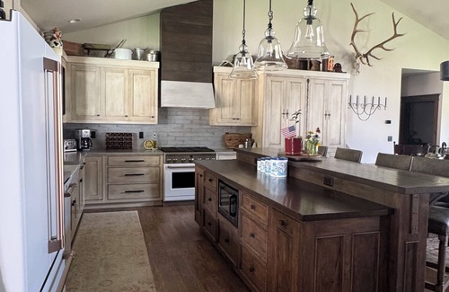 Gardiner Casa | Newly Listed Rustic Elegant Home ~ 5 Mins to Yellowstone National Park