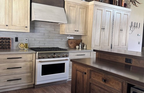 Gardiner Casa | Newly Listed Rustic Elegant Home ~ 5 Mins to Yellowstone National Park