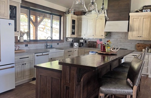 Gardiner Casa | Newly Listed Rustic Elegant Home ~ 5 Mins to Yellowstone National Park