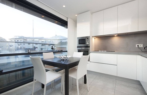 Downtown Apartamento | Apartamento recientemente lujoso en el edificio Black Pearl cerca del océano y del casco antiguo