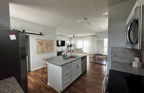 San Antonio Casa | Newly Modeled Family-Sized Condo 5 mins away from Downtown San Antonio!