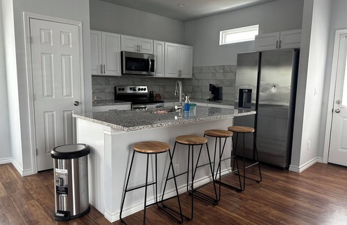 San Antonio Casa | Newly Modeled Family-Sized Condo 5 mins away from Downtown San Antonio!