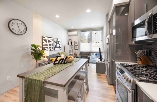 Fairmount Park Casa | Newly Modern 2B2B Home near Seatac - Golf course