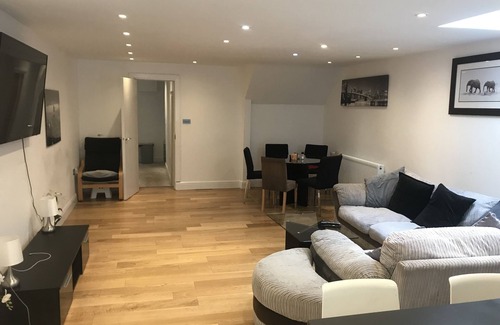 Southgate Casa | Newly reburbished 5 bedroom house with private parking and garden
