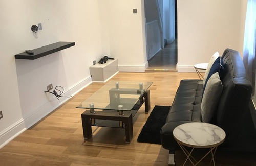 Southgate Casa | Newly reburbished 5 bedroom house with private parking and garden