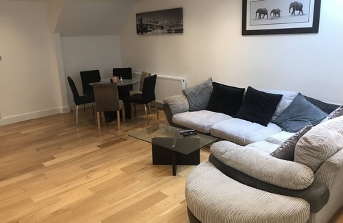 Southgate Casa | Newly reburbished 5 bedroom house with private parking and garden
