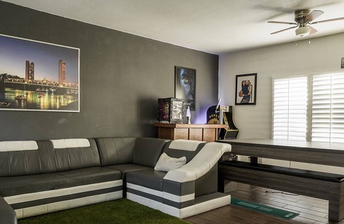 Southeastern Sacramento Casa | NEWLY REDESIGNED HOME w/JACUZZI+ GAME ROOM & GYM